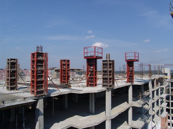 Рабочие площадки опалубки колонн МОДОСТР с ограждениями (подмости для колонн) на строительстве монолитного здания в Минске